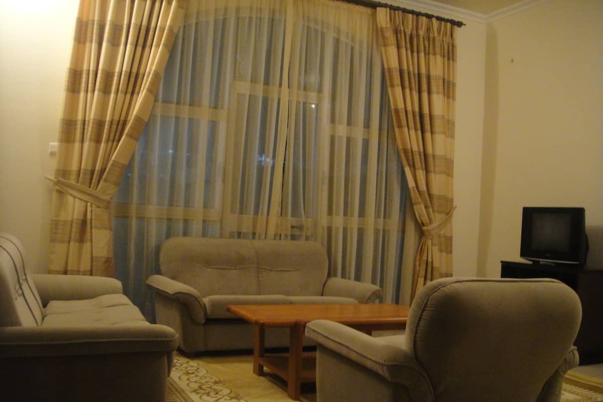 Executive lakosztály, 1 hálószobával, konyha | Íróasztal és gyerekágy/csecsemőágy (felár ellenében)