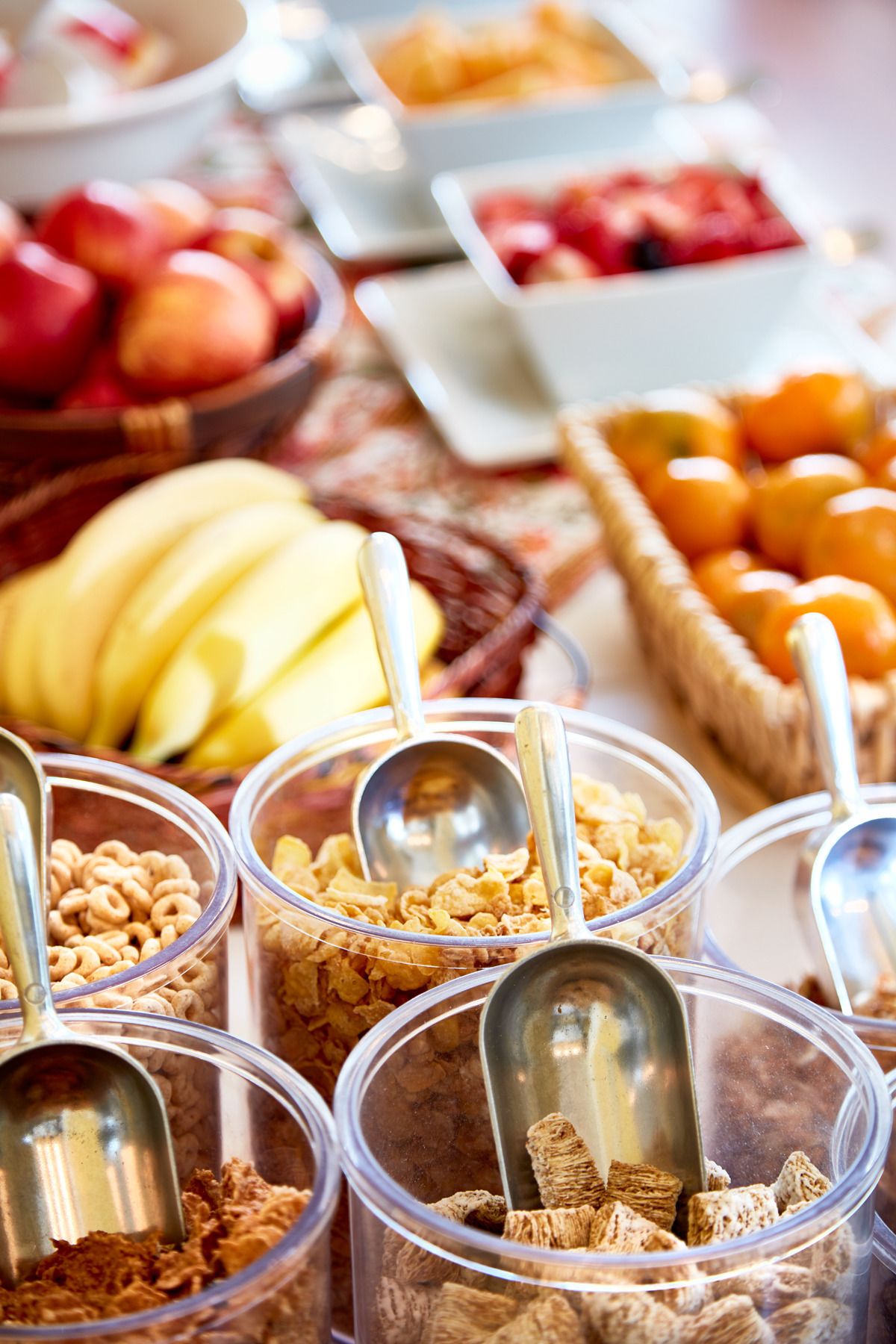 Ein Buffet mit verschiedenen Speisen, darunter Obst, Getreide und andere Snacks.