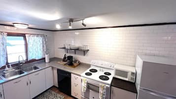 House, 3 Bedrooms, Kitchen, Garden View | Private kitchen | Fridge, microwave, coffee/tea maker