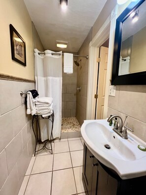 Standard Room, 1 King Bed, Garden View | Bathroom | Shower, free toiletries, hair dryer, bathrobes - The Mount Vernon Inn (Mount Vernon)