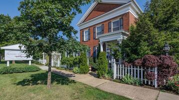 Vista frontal de la propiedad