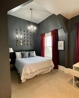 Tabla de planchar con plancha, wifi gratis y ropa de cama 