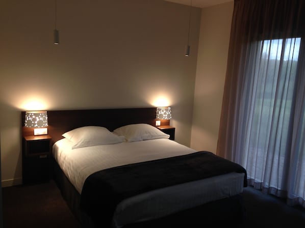 Ropa de cama de alta calidad y minibar
