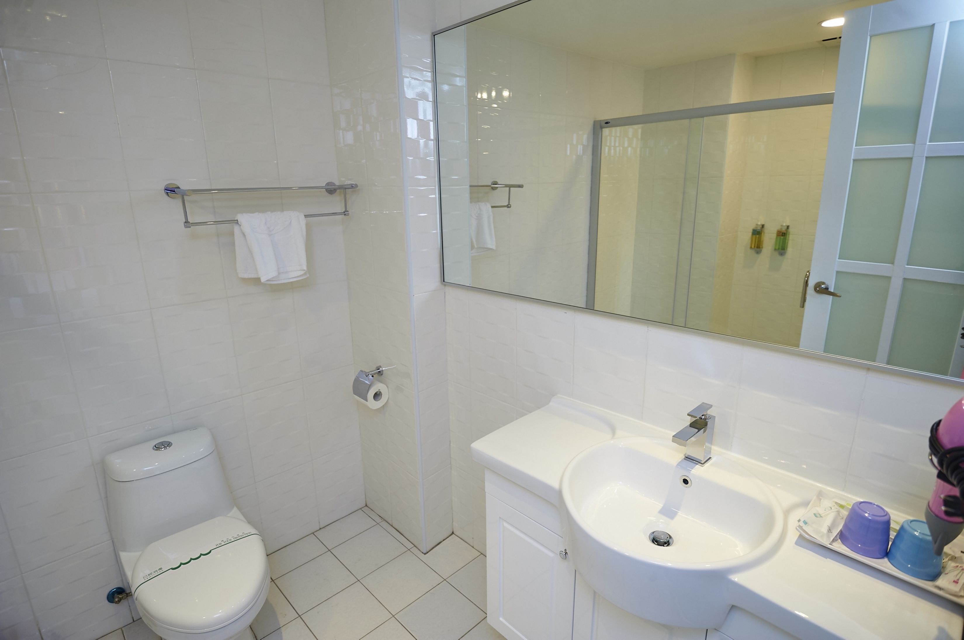 deluxe double room | bathroom | free toiletries, hair dryer, slippers, towels