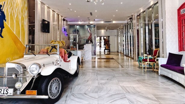 A luxurious lobby with a classic car, a chandelier, and modern furnishings. - Lion King Hotel (Kaohsiung)