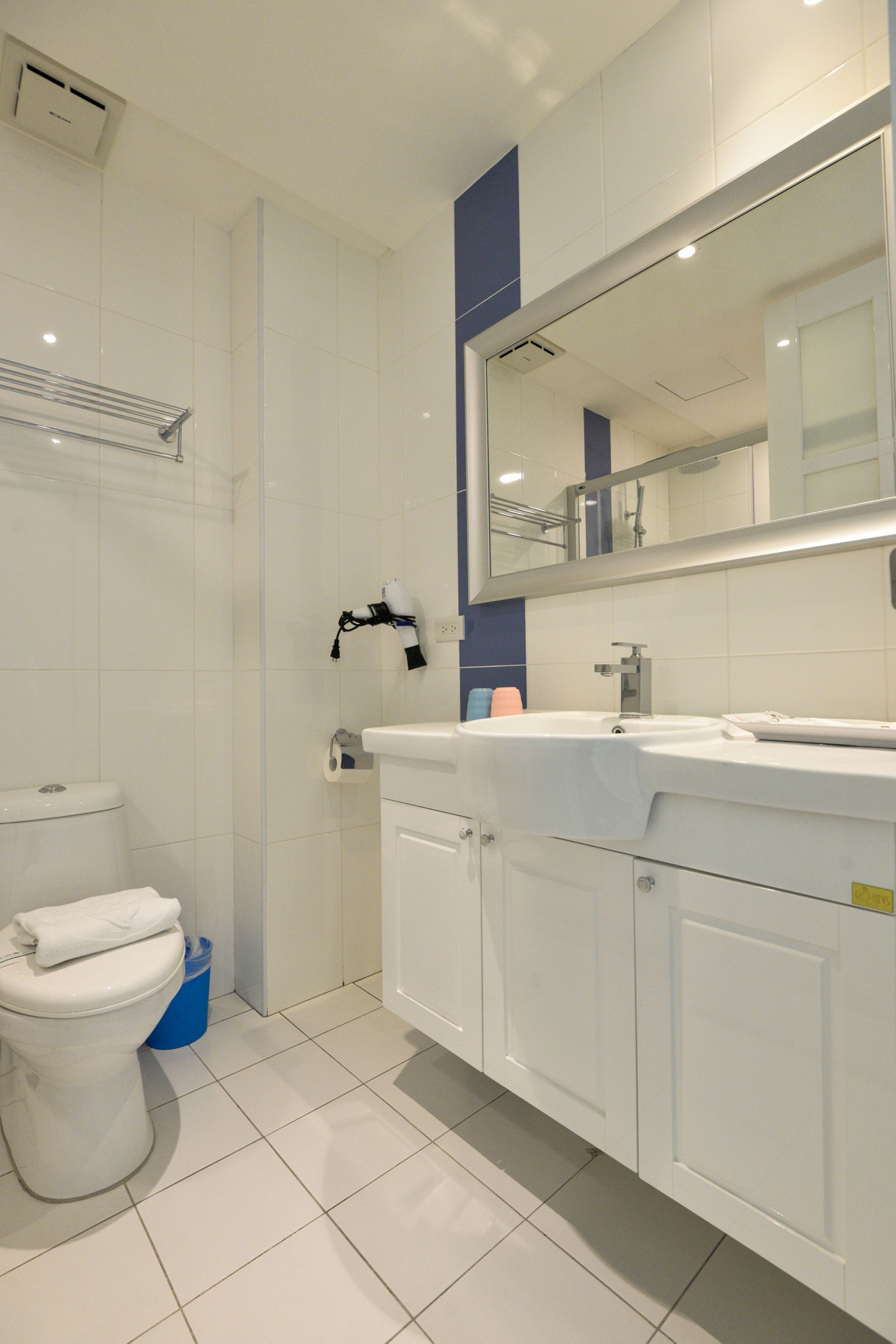 panoramic double room | bathroom | free toiletries, hair dryer, slippers, towels