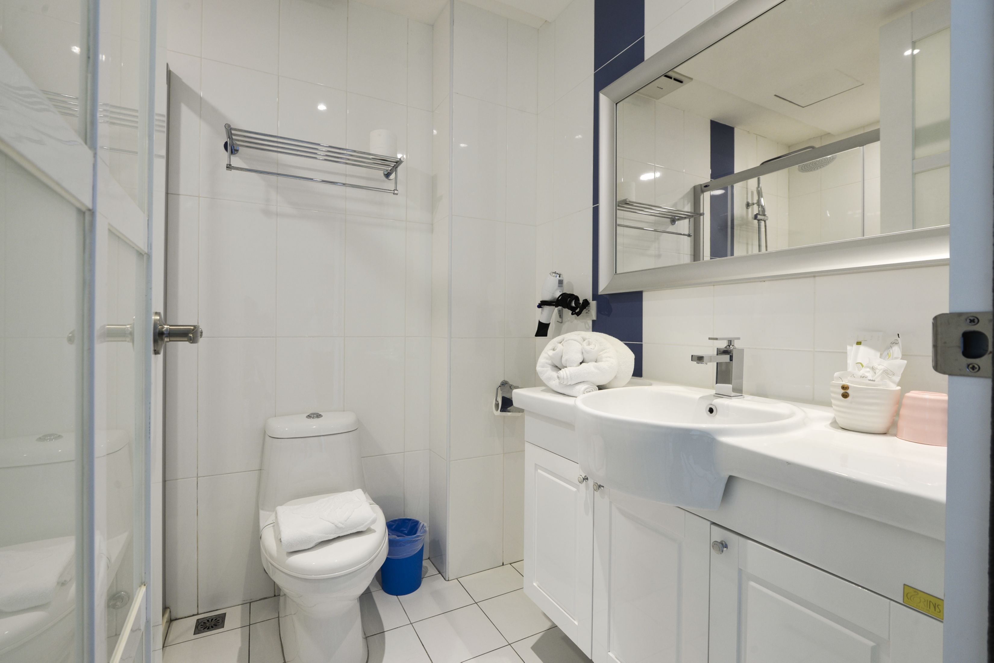 panoramic twin room | bathroom | free toiletries, hair dryer, slippers, towels