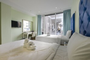 Panoramic Twin Room | Desk, soundproofing, iron/ironing board, free cribs/infant beds - Lion King Hotel (Kaohsiung)