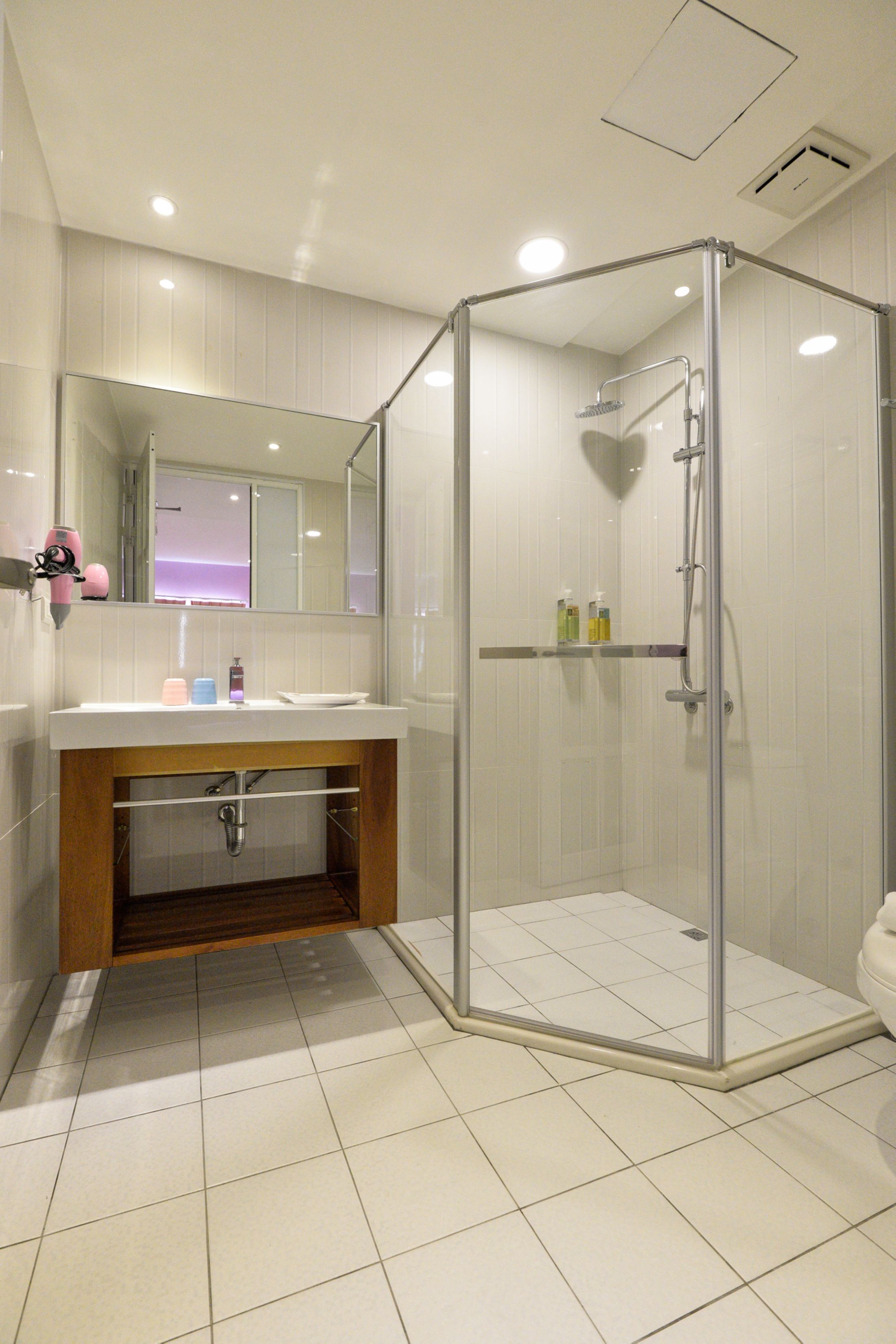 superior double room | bathroom | free toiletries, hair dryer, slippers, towels