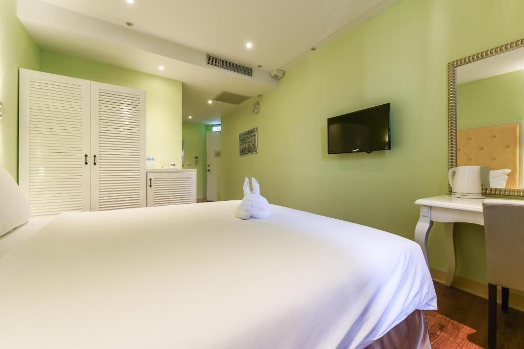 1 bedroom, desk, soundproofing, iron/ironing board