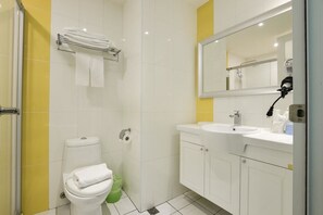 Quarto casal luxo | Banheiro | Produtos de toalete grátis, secador de cabelo, chinelos 