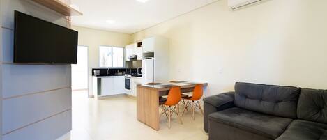 Un apartamento moderno con sala de estar, cocina y comedor.