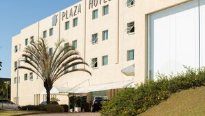 Un hotel de varios pisos con un letrero que dice "Plaza Hotel".