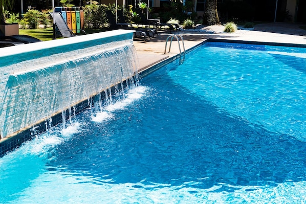 2 piscines intérieures, 5 piscines extérieures, parasols