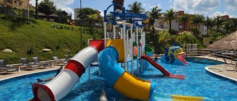 2 Innenpools, 5 Außenpools, Sonnenschirme, Liegestühle