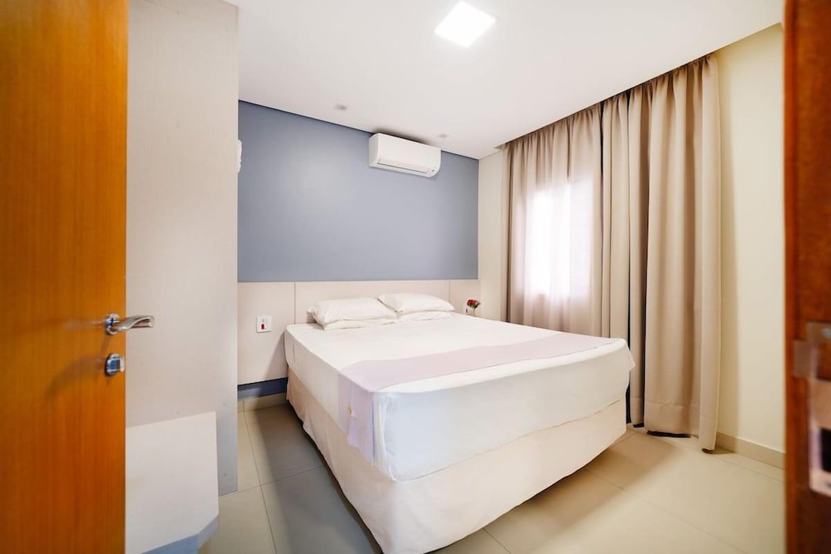 Minibar, in-room safe, blackout drapes, WiFi (free)