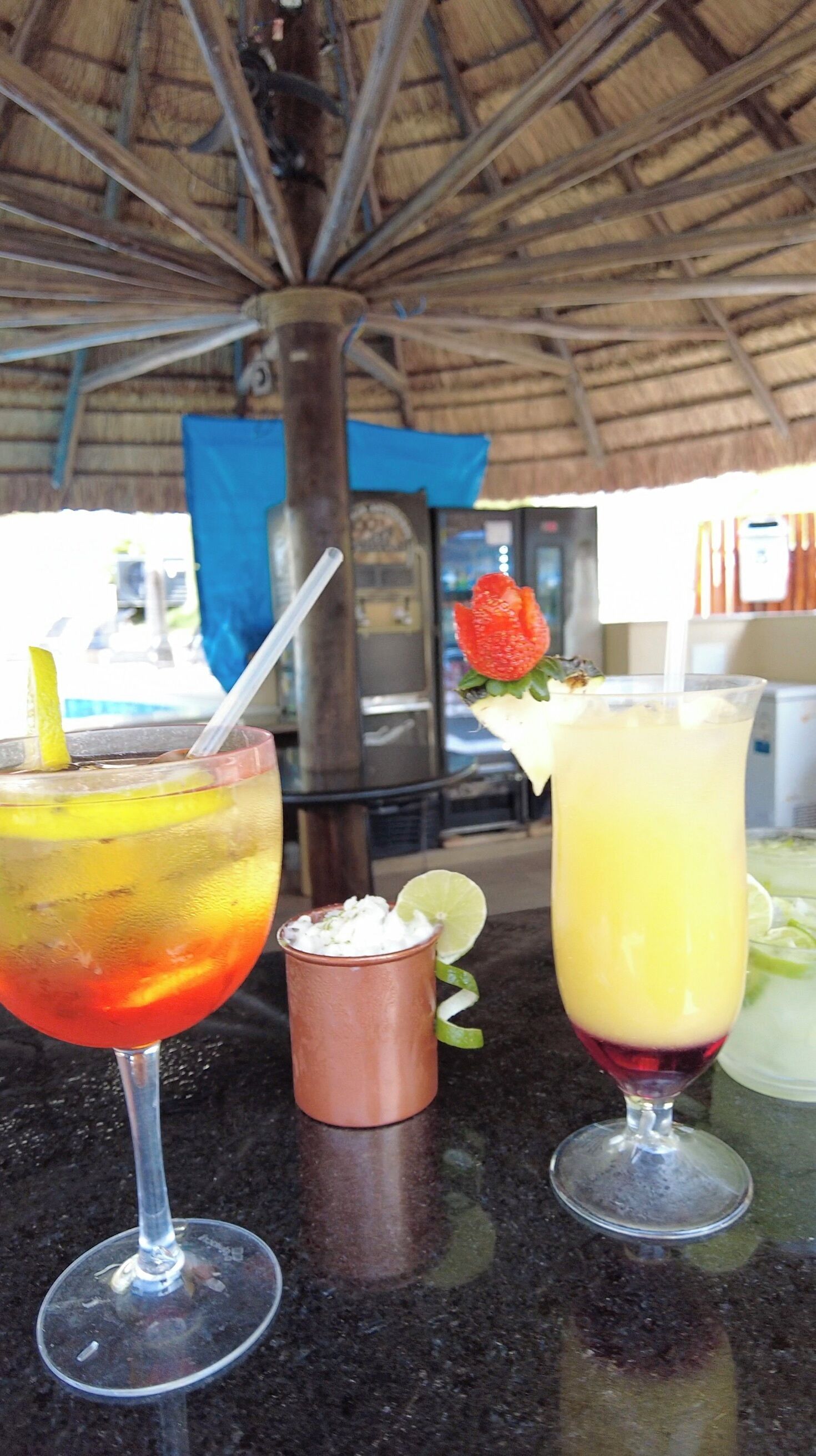 Bar i bassenget