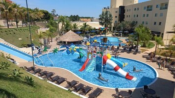 2 piscinas techadas, 5 piscinas al aire libre, sombrillas