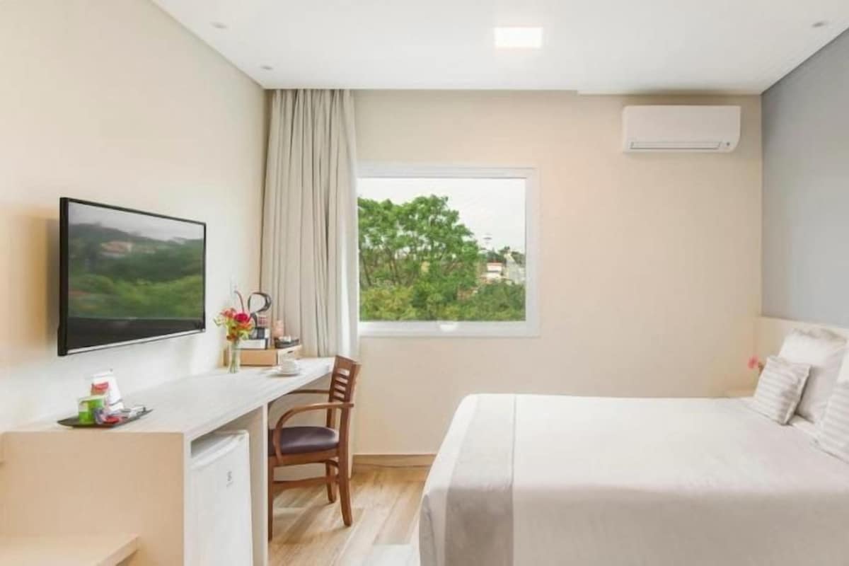 Minibar, in-room safe, blackout drapes, WiFi (free)