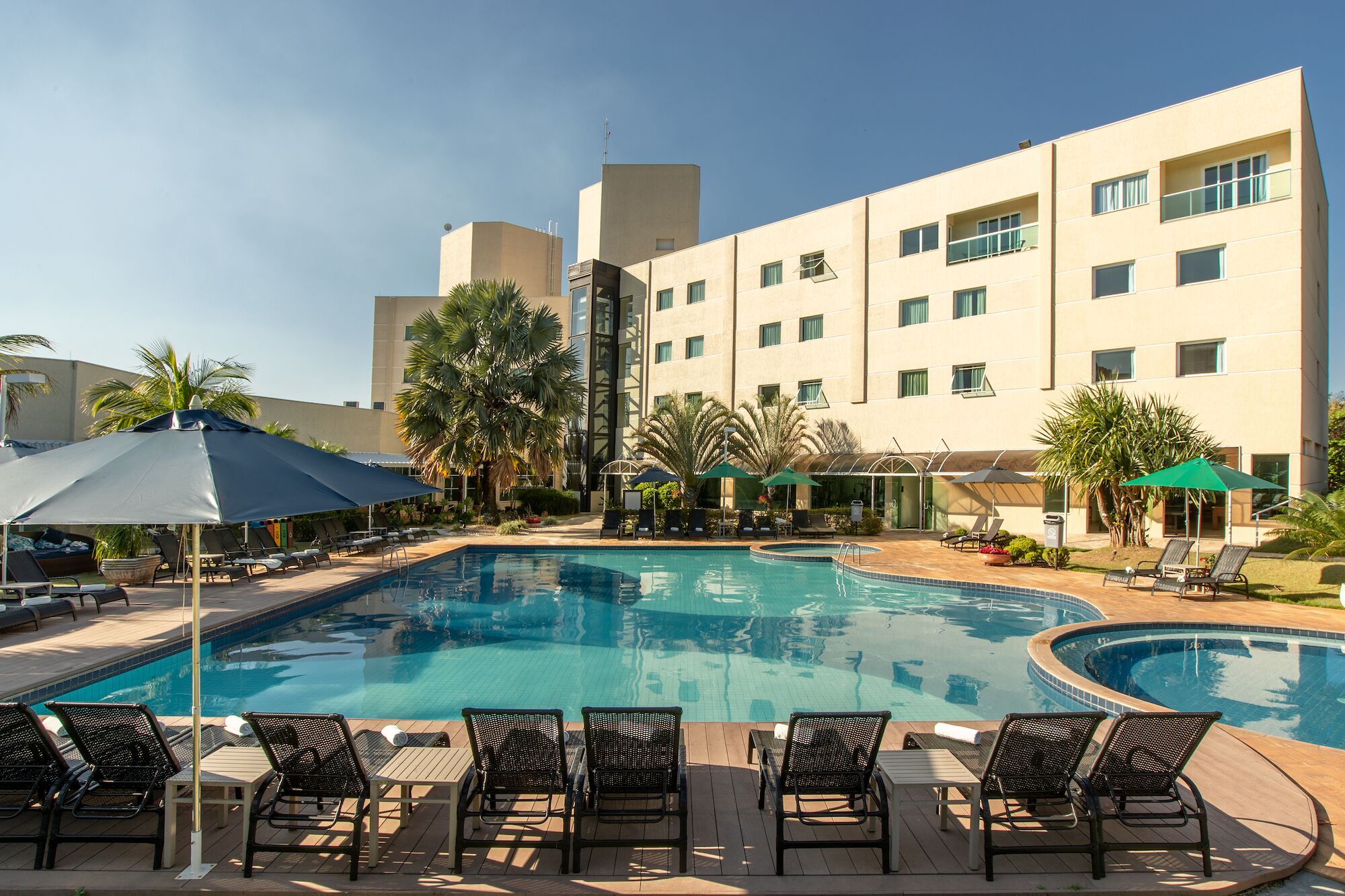 2 piscinas techadas, 5 piscinas al aire libre, sombrillas