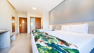 Premium Triplo Casal | Minibar, in-room safe, desk, blackout curtains