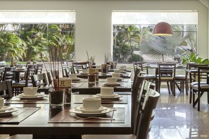 Petit déjeuner et dîner servis sur place