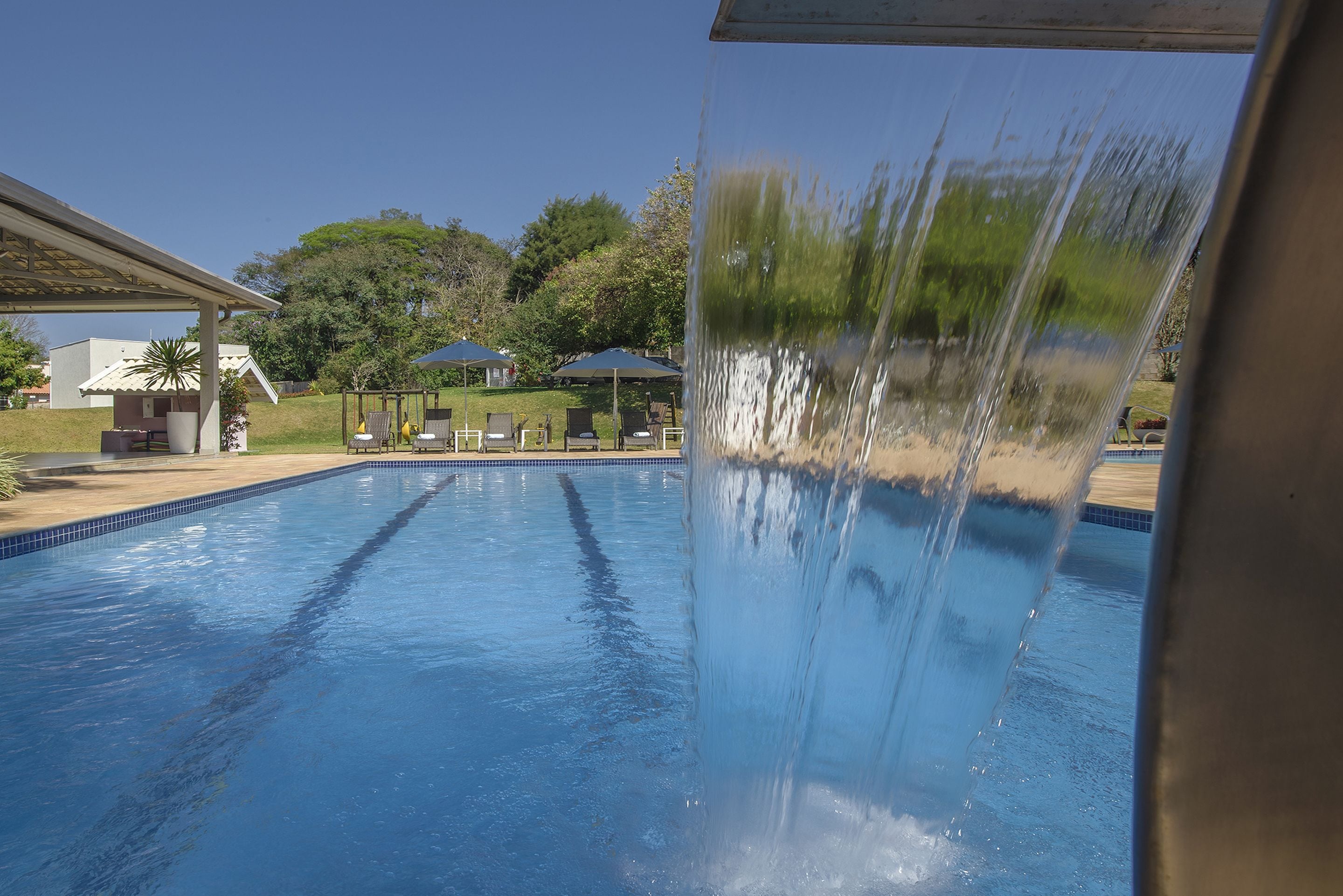 Piscina externa, guarda-sóis, espreguiçadeiras