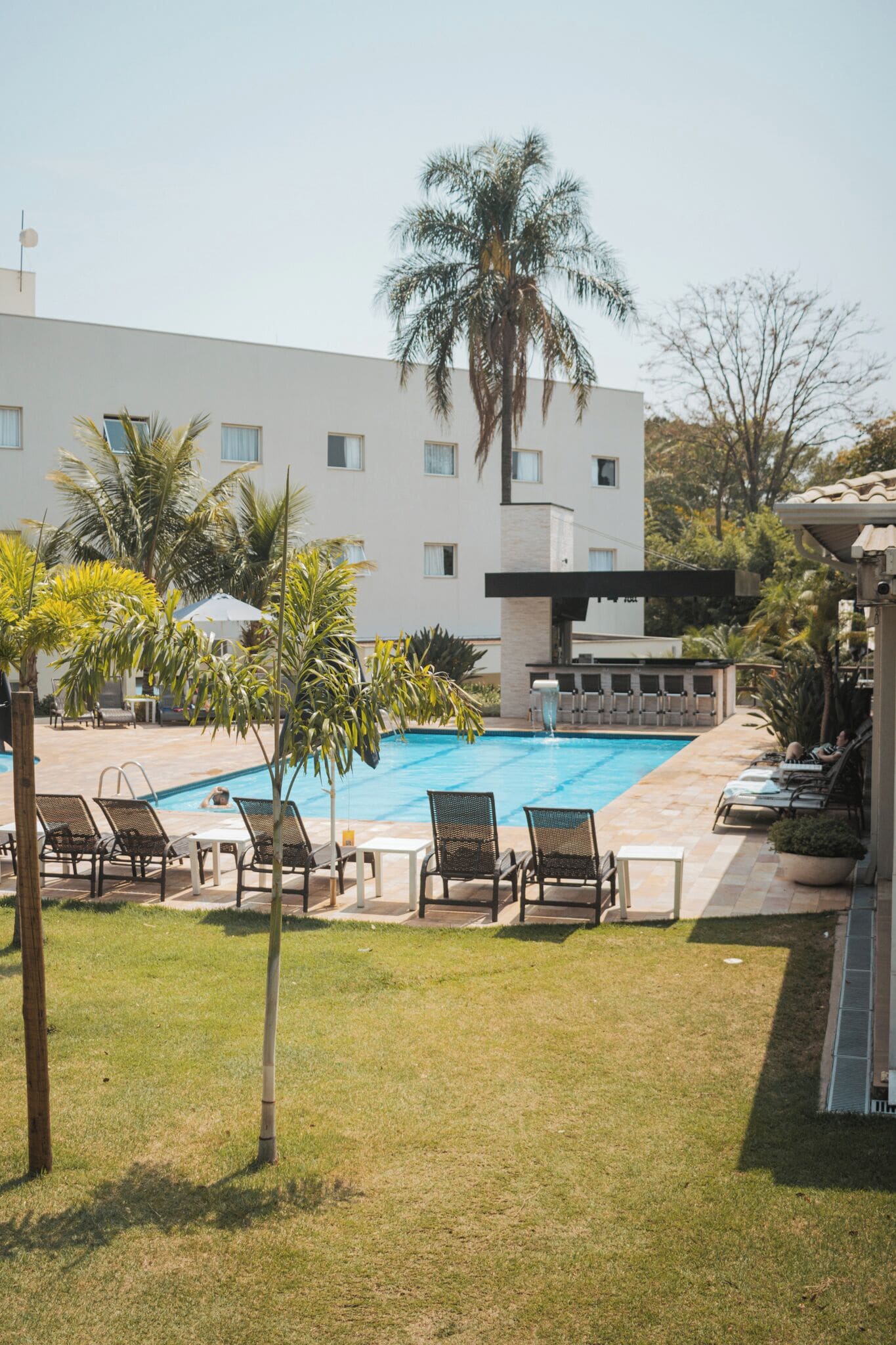 Kolam renang outdoor, dengan payung kolam renang dan kursi berjemur