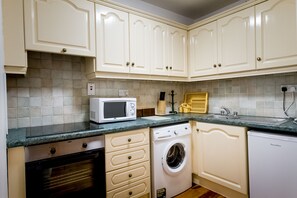 Basic Apartment, 2 Bedrooms, Kitchen | Private kitchen | Full-size fridge, microwave, oven, stovetop