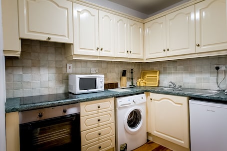 Refrigerador con freezer, microondas, horno, placa de cocina