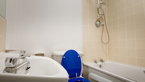 Ein Badezimmer mit einem weißen Waschbecken, einer blauen Toilette und einer Badewanne.