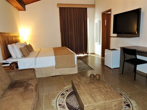 Minibar, individuell dekoriert, Schreibtisch, Verdunkelungsvorhänge