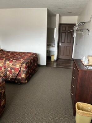 经典客房, 2 张双人床 | 办公桌、免费 WiFi、床单