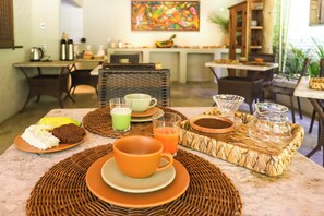 Sudah termasuk sarapan prasmanan setiap hari