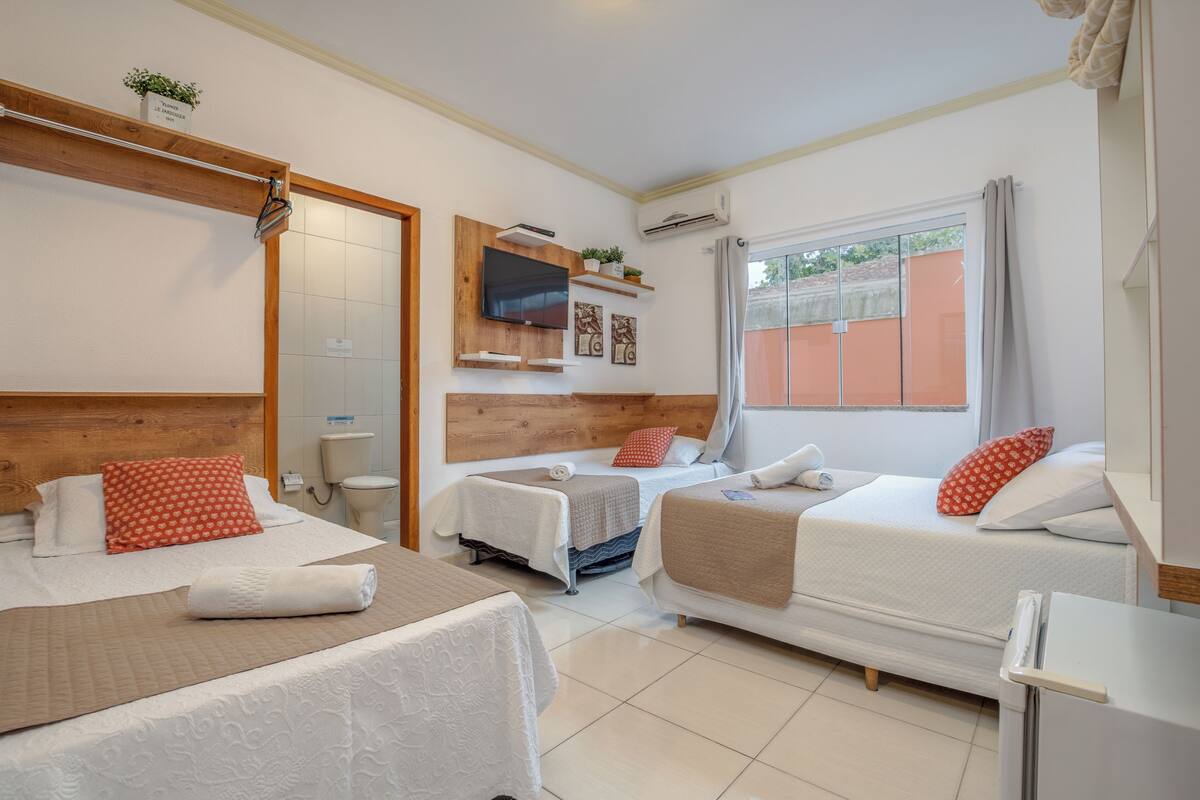 Kamar Quadruple Standar | 1 kamar tidur, didekorasi berbeda-beda, dan meja kerja