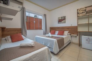 Standard Quadruple Room | Langsir/tirai gelap terus, Wi-fi percuma, cadar katil 