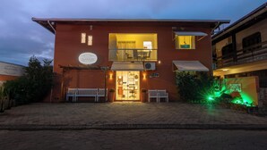 Ein zweistöckiges Gebäude mit Balkon und einem Schild, das es als Villa kennzeichnet.