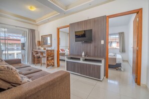 Apartamento, 2 habitaciones, bañera de hidromasaje | Decoración individual, escritorio, cortinas opacas y wifi gratis