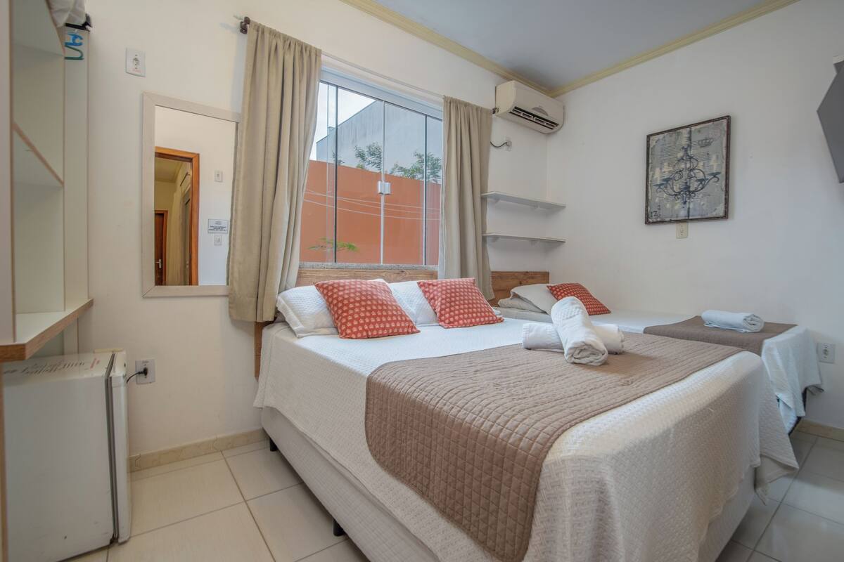 Kamar Triple Standar | 1 kamar tidur, didekorasi berbeda-beda, dan meja kerja