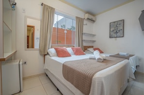 Chambre Triple Standard | Rideaux occultants, Wi-Fi gratuit, draps fournis