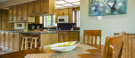 Executive Condo, 3 Bedrooms, 2 Bathrooms | In-room dining