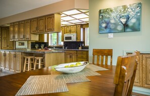 Executive Condo, 3 Bedrooms, 2 Bathrooms | In-room dining