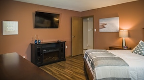 Executive Condo, 3 Bedrooms, 2 Bathrooms | 3 bedrooms, premium bedding, individually decorated - Wheat City Retreat (Brandon)