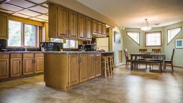 Condo executivo, 3 quartos, 2 banheiros | Cozinha privada | Geladeira, micro-ondas, fogão, cooktop