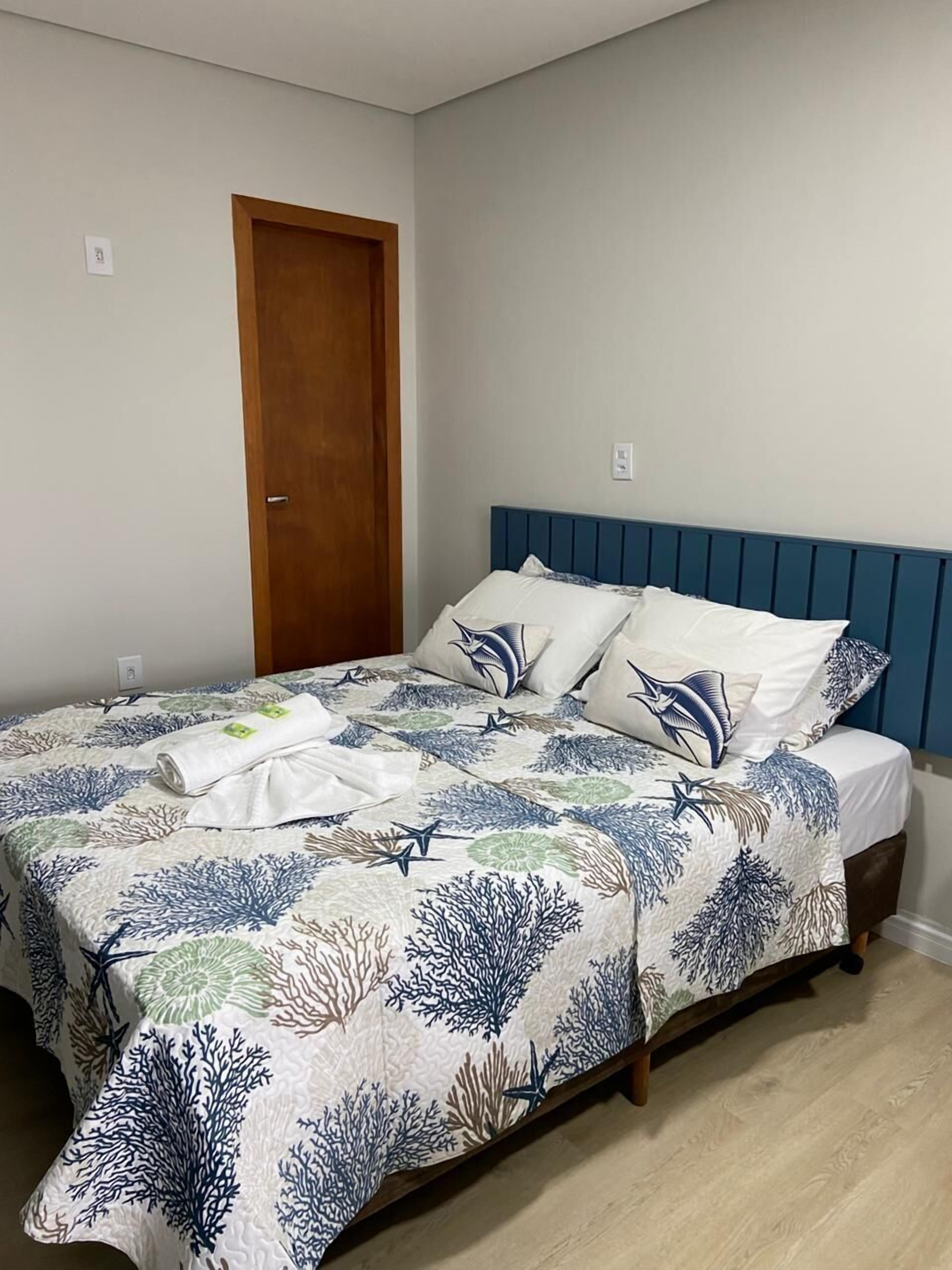 Quarto luxo | Roupas de cama antialérgicas, cortinas blackout, Wi-Fi de cortesia