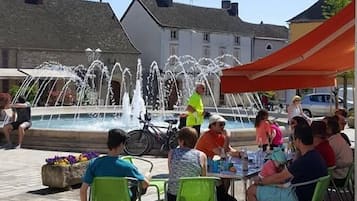 Lunch and dinner served, French cuisine