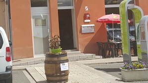 Un edificio con un cartel que dice 'Hotel Café Restaurant'.