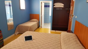 Triple Room | Desk, free cribs/infant beds, free WiFi - L'étape de Santenay (Santenay)