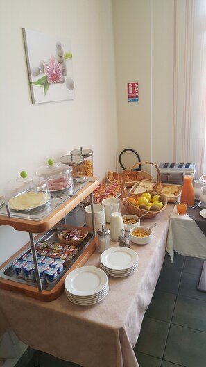 Frokostbuffé hver dag (mot et tillegg)
