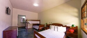 Frigobar, cortinas blackout, berços grátis